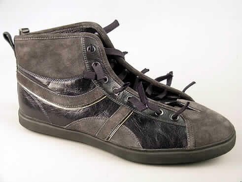 Trainingsschuhähnliche Schuhe, siehe Foto,
- mit Laufsohlen aus (lt. Antrag) Kunststoff; Hauptsohle nicht aus Holz,
- mit Oberteil (geschlossenes Blatt) aus (lt. Antrag) Leder,
- mit Verstärkungsteilen aus Leder und Kunststoff (Spinnstoff mit einer
  mit bloßem Auge wahrnehmbaren Außenschicht aus Kunststoff),
- mit Schnürsenkelverschluss (8 Ösenpaare), 
- nicht mit Dornen, Krampen, Klammern, Stollen oder ähnlichen Vorrichtungen
  versehen oder für deren Anbringung hergerichtet (keine Sportschuhe),
- ohne Metallschutz in der Vorderkappe,
- den Knöchel, jedoch nicht die Wade bedeckend,
- mit einer Länge der Innensohle von mehr als 24 cm,
- nicht als Männer- oder Frauenschuhe erkennbar,
- nach Spezialtechniken hergestellt, mit mehrlagiger, geformter, stoßdämpfende
  Eigenschaften aufweisender Sohle aus synthetischen Stoffen,
- mit einem cif-Preis je Paar (lt. Antrag) von mehr als 7,50 Euro.