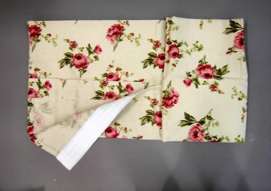 Vorhang, sog. Gardine, Artikel 880534, siehe Foto,
- in den Abmessungen: 245 cm lang und 140 cm breit,
- aus 0,7 mm dicken, bedruckten (Blumenmuster), nicht durchscheinenden und nicht
  lichtdurchlässigen Geweben aus lt. Antrag 90 % Baumwolle und 10 % Flachs (Leinen), 
- aufgrund der Art der Gewebe (nicht durchscheinend, nicht lichtdurchlässig) keine
  Gardine der Codenummer 6303 9100 10 0,
- an allen Rändern durch Umschlagen und Festnähen gesäumt,
- u.a. durch Nähen konfektioniert,
- auf der Rückseite am oberen Rand mit einem über die gesamte Breite angenähten, 
  7,5 cm breiten Gewebestreifen zum Durchstecken einer Stange bzw. mit Vorrichtungen
  zum Befestigen von sog. Rollgleitern,
- nicht nach dem Batik-Verfahren handbedruckt.