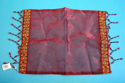 Ware zur Innenausstattung (Tischset), Art. 55303, sog. Tischsets aus Organza mit
Perlen und Stickerei, S. Abb.;
- in rechteckiger Form in den Abmessungen ca. 30 cm X 40 cm,
- aus 0,1 mm dicken, durchscheinenden Geweben (sog. Organza) aus lt. ergänzenden
  Antragsangaben Rayon (künstl. Chemiefasern), 
- durch Zusammennähen von zwei Lagen konfektioniert,
- auf die Schmalseiten sind Bänder mit Applikationsstickerei aufgenäht,
- die Kanten der Schmalseite sind mit Perlenbändern aus Garnen mit aufgereihten
  Kunststoffperlen verziert,
- insbesondere aufgrund der Ausstattung (mit Applikationsstickerei und Perlenbändern) 
  überwiegt der Ziercharakter, die Ware dient somit mehr dekorativen Zwecken und stellt
  sich als Zier-Tischset (Ware zur Innenausstattung) dar, somit handelt es sich nicht um 
  Tischwäsche der Pos. 6302.
