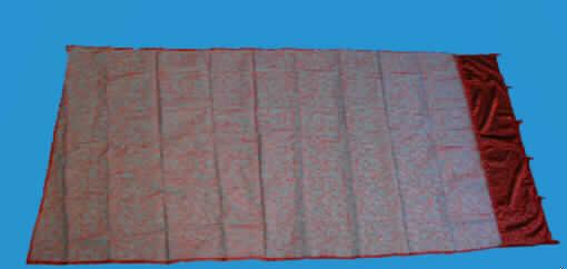 Vorhang, sog. Vorhänge aus Organza mit Perlen und Stickerei,  Art. 05531, siehe Abb.;
- flächenmäßig überwiegend und damit charakterbestimmend aus 0,8 mm dicken, 
  Stickereien der Pos. 5810 mit Stickgrund aus einfarbigen, durchscheinenden, 
  nicht netzartig durchbrochenen Geweben aus lt. ergänzenden Antragsangaben 
  Rayon (künstl. Chemiefasern; aufgrund des Materials (Stickerei, kein netzartig 
  durchbrochenes Gewebe) keine Gardine der Codenummer 6303 9990 20 0; mit 
  Straßsteinen beklebt,
- am oberen Rand mit einem ca. 23 cm breiten Streifen aus buntgewirkten Gewirken
  aus künstl. Chemiefasern, mit 6 angenähten Schlaufen, durch die eine Gardinenstange 
  geschoben werden kann,
- im oberen Bereich mit Perlenbändern aus Garnen mit aufgereihten Kunststoffperlen
  verziert,
- in den Abmessungen: 104 cm breit und (ohne Schlaufen) 220 cm hoch,
- an allen Rändern durch Umschlagen und Festnähen gesäumt (konfektioniert).