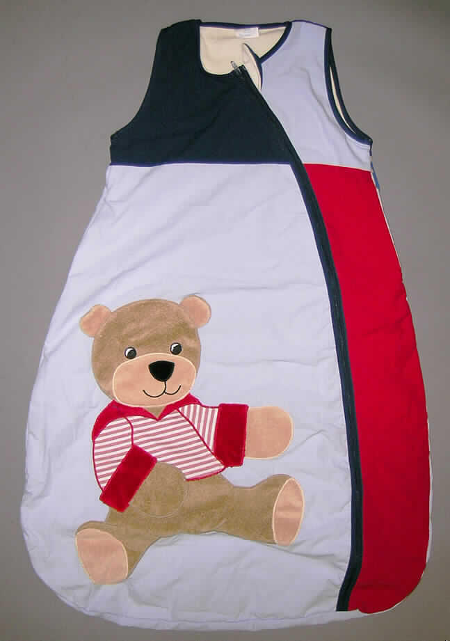 Andere Kleidung (Schlafkleidung / Strampelsack) für Knaben, sog. Sommer Schlafsack Motiv Bär, Art. 94755/00, Länge: 90 cm, siehe Abbildung;
- auf einem Kunststoffbügel für den Einzelverkauf aufgemacht,
- aus verschiedenen einfarbigen, 0,3 mm dicken Geweben aus lt. Antrag 100% Baumwolle, 
- gefüttert, ohne Polsterung,
- mit einer Länge von mehr als 86 cm (gemessene Länge: 88 cm); aufgrund der Länge über 
  86 cm keine Kleidung für Kleinkinder der Position 6209,
- mit einen halsnahen Ausschnitt,
- vom Halsausschnitt bis zum unteren Rand mit einem Reißverschluss zu öffnen; am oberen
  Rand mit einer von links über rechts reichenden Überlappung (Knabenkleidung),
- ärmellos, 
- auf der Vorderseite mit einer großen Applikation (Bär), die aus verschiedenen Gewirken
  (Samtgewirke und buntgewirkte Gewirke) gearbeitet ist, verziert,
- aufgrund des Schnittes des Oberteils (halsnaher Ausschnitt, ärmellos) stellt sich die Ware
  als Kleidungsstück dar; da das Kapitel 62 keine spezifischen Position für diese Art 
  Waren aufweist, ist das Erzeugnis als "andere Kleidung" einzureihen.