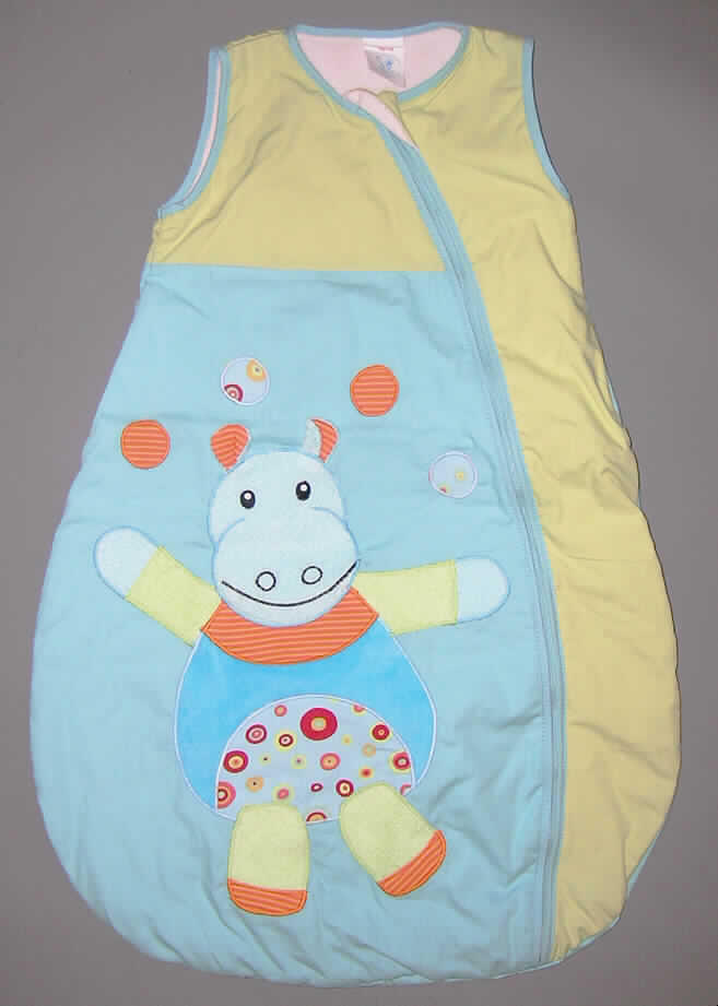 Kleidung für Kleinkinder (Schlafkleidung / Strampelsack), sog. Sommer Schlafsack Motiv Nilpferd, Art. 94727/00, Länge: 70 cm, siehe Abbildung;
- auf einem Kunststoffbügel für den Einzelverkauf aufgemacht,
- aus verschiedenen einfarbigen, 0,3 mm dicken Geweben aus lt. Antrag 100% Baumwolle, 
- gefüttert, ohne Polsterung,
- mit einer Länge von 70 cm; aufgrund der Länge von weniger als 86 cm handelt es sich
  um Kleidung für Kleinkinder der Position 6209,  die für Kinder unter 18 Monaten bestimmt
  ist,
- mit einen halsnahen Ausschnitt,
- vom Halsausschnitt bis zum unteren Rand mit einem Reißverschluss zu öffnen; am oberen
  Rand mit einer von links über rechts reichenden Überlappung,
- ärmellos, 
- auf der Vorderseite mit einer großen Applikation (Nilpferd und Bälle) verziert, die aus 
  verschiedenen Gewirken (Samtgewirke und buntgewirkte Gewirke) sowie Geweben 
  gearbeitet ist.