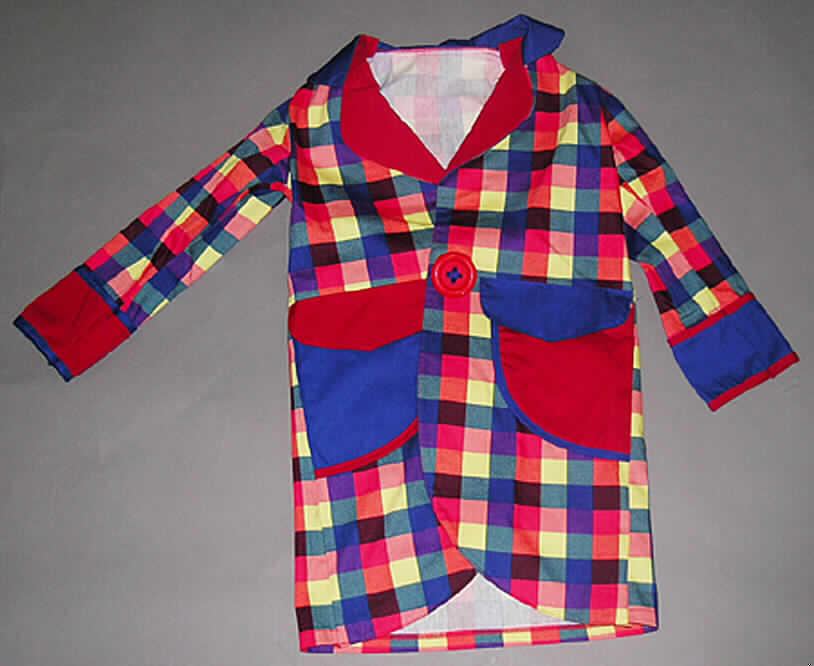 Zweiteilige Zusammenstellung bestehend aus einer Jacke und einer langen Hose,
sog. Clownkostüm Art 26312, in Kindergröße, siehe Fotos,
- gemeinsam im Polybeutel für den Einzelverkauf aufgemacht,
- getrennte Einreihung der Bestandteile, da die Jacke (Gewebe) und die lange Hose 
  (Gewirke) nicht aus ein und demselben Flächenerzeugnis hergestellt sind, daher 
  keine Einreihung als Kombination,
- Jacke und lange Hose gehören als Maskenkostüm aus Spinnstoffen nicht 
  zum Warenkreis der Karnevalsartikel der Position 9505,
- Jacke: 
  -- aus 0,7 mm dicken, bedruckten Geweben aus lt. Antrag 100% synthetischen
     Chemiefasern,
  -- ungefüttert,
  -- über die Taille reichend (Rückenlänge: 71 cm),
  -- mit einem doppelt gearbeiteten Reverskragen, 
  -- vorn mit einer nicht durchgehenden Öffnung mit Klettverschluss und einem Zierknopf 
     aus Kunststoff; mit einer Überlappung von links auf rechts (Knabenkleidung); 
     mit einem ca. 9,5 cm breiten Untertritt,
  -- mit zwei großen, aufgesetzten Taschen unterhalb der Taille (somit kein Hemd 
     der Pos. 6205),
  -- mit langen Ärmeln, mit manschettenartigen Ärmelenden mit kontrastfarbenen
     Abschlüssen,
  -- am unteren Rand des Rückenteils durch Umschlagen und Festnähen gesäumt,
  -- keine Arbeits- und Berufsbekleidung,
  -- wird nicht als äußerstes Kleidungsstück über jeder anderen Bekleidung getragen und 
     kennzeichnet sich nach Gesamteindruck, Ausstattung (u.a. sehr breiter Untertritt) 
     und Material (festes, formstabiles Gewebe) als Jacke, somit kein windjackenähnliches 
     Kleidungsstück der Pos. 6201.