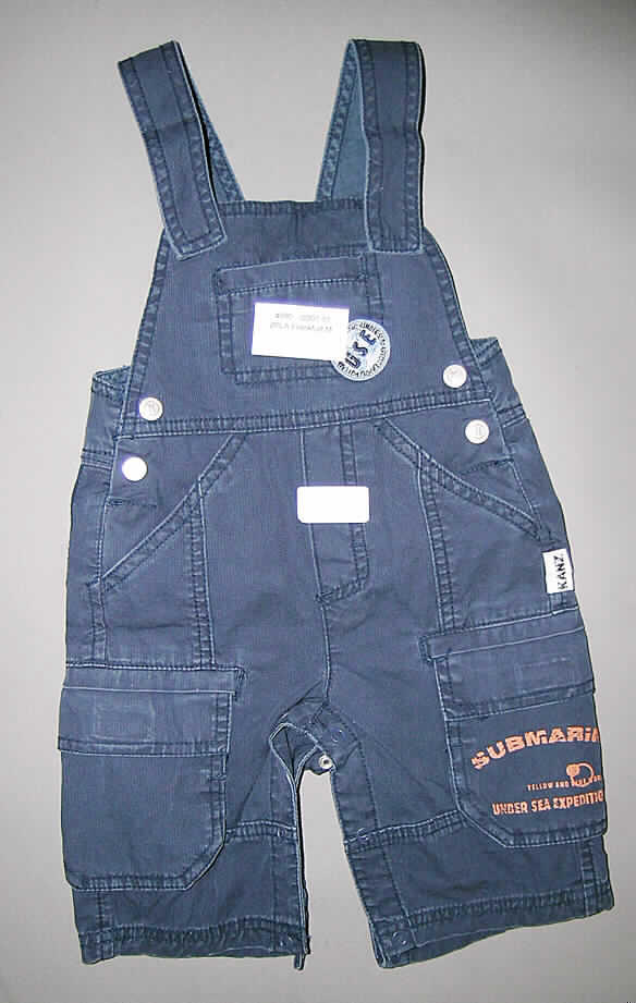 Kleidung für Kleinkinder, sog. Latzhose für Kleinkinder, Größe 68, siehe Foto,
- aus 0,5 mm dicken, einfarbigen Geweben aus lt. Antrag 100 % Baumwolle, 
- mit einem die Taille vollständig umschließenden Teil, nach oben in einen Vorder-
  und einen Rückenlatz übergehend,
- der Rückenlatz geht in zwei Träger über, die lt. ergänzenden Antragsangaben mit 
  Hilfe von Schnallen (am vorliegenden Warenmuster nicht vorhanden) an den Knöpfen 
  des Vorderlatzes befestigt werden,
- seitlich mit kurzen Öffnungen mit Druckknopfverschluss, 
- vorn mit einer "Blindpatte" von links auf rechts,
- vorn mit zwei aufgesetzten Eingriffstaschen und einer aufgesetzten Tasche auf dem
  Vorderlatz sowie seitlich mit zwei aufgesetzten Taschen mit Patten und Klettverschlüssen,
  im Gesäßbereich mit zwei angedeuteten Taschen und zwei angenähten Patten,
- mit langen, bis zu den Waden reichenden Hosenbeinen,
- im Schrittbereich mit einer Öffnung mit Druckknopfverschluss, die bis zu den Enden
  der Hosenbeine reicht, 
- an den Beinabschlüssen durch Umschlagen und Festnähen gesäumt,
- aufgrund der Größe 68 für Kinder unter 18 Monaten bestimmt, somit Kleidung für
  Kleinkinder.