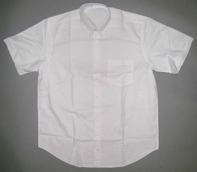 Hemd für Männer, sog. Herren-Hemd, Größe L ( 41/ 42), siehe Abbildung;
- aus 0,3 mm dicken, einfarbigen Geweben aus laut Antrag 70% Baumwolle und 
  30% Polyester (synth. Chemiefasern),
- über den Schritt, aber nicht über die Mitte der Oberschenkel reichend 
  (Rückenlänge: 77 cm),
- mit einem halsnahen Umlegekragen (sog. Button-down-Kragen),
- vorn mit einer durchgehenden Öffnung mit Knopfverschluss von links über rechts (Männer- 
  kleidung),
- mit kurzen Ärmeln, 
- mit einer aufgesetzten Brusttasche, 
- am unteren Rand durch Umschlagen und Festnähen gesäumt.