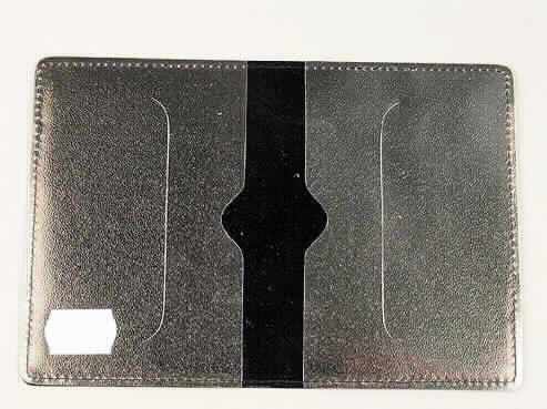Zusammengesetzte Ware aus verschiedenen Stoffen, sogenannte Führerscheintasche, 
siehe Photo, bestehend aus
- einer Außenlage aus rekonstituiertem Leder (auf der Oberseite dünn mit Kunststoff
  bestrichen),
-- mit einer Dicke von ca. 0,6 mm,
- einer Innenlage aus Vliesstoff mit Scherstaub beflockt,
-- mit einer Dicke von weniger als 0,3 mm,
- mit Abmessungen von ca. 18,5  x12,5 cm (flachliegend),
- auf der Innenseite mit zwei angenähten Einsteckfächern aus klarsichtiger Kunststofffolie,
- aufgrund der einfachen Gestaltung und der fehlenden Verschlussmöglichkeit keine Ware 
  der Position 4202,
- das Leder bestimmt aufgrund der Festigkeit im Hinblick auf die Verwendung und des 
  Umfangs (Dicke) gegenüber der Vliesstofflage und der Kunststofffolie den Charakter der 
  Ware.