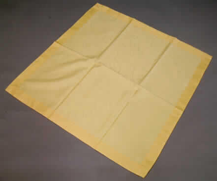 Tischwäsche (Mitteldecke), sog. Tischdecke uni, siehe Foto,
- quadratisch, in den Abmessungen: ca. 86 cm x 86 cm,
- aus 0,3 mm dicken, einfarbigen Jacquardgeweben aus lt. Antrag 
  100% synthetischen Chemiefasern, am Rand doppelt gearbeitet durch einen 
  aufgenähten, ca. 5,0 cm breiten Streifen aus dem gleichen Flächenerzeugnis,
- durch Zusammennähen konfektioniert,
- wird üblicherweise regelmäßig gewaschen und kennzeichnet sich nach Material,
  Ausstattung und Verwendungszweck als Tischwäsche (Deckchen), somit keine Ware 
  zur Innenausstattung (Zierdecke) im Sinne der Position 6304.