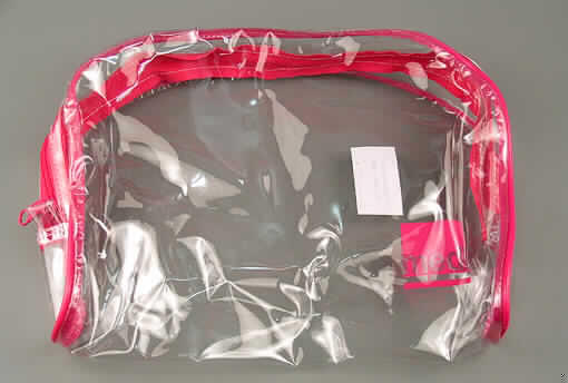 Anderes Behältnis, toilettentaschenähnlich, sog. taschenähnliches Behältnis, siehe Foto,
- aus klarsichtiger Kunststofffolie,
- mit angenähten, röhrchenförmigen Stoßkanten aus Kunststoff zur Formstabilität versehen,
- mit einem entlang dem oberen Rand bis zu den Seiten verlaufenden Reißverschluss versehen,
- an den Seiten unterhalb der Enden des Reißverschlusses mit kurzen, angenähten Schlaufen,
- ohne Innenausstattung,
- mit einer Größe von ca. 28 x 6 x 22 cm.