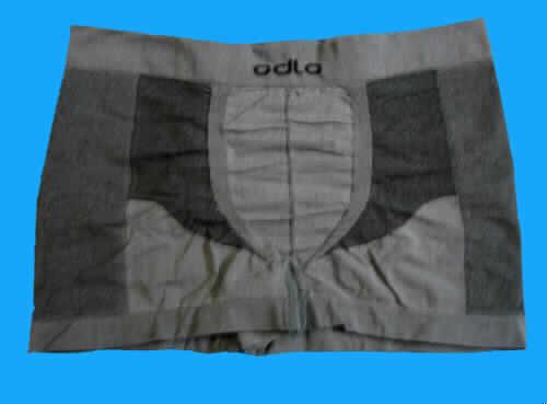 Unterhose für Männer, sog. Boxer SEAMLESS, Artikel 180242, Größe XL, s. Foto,
- aus bis 1,0 mm dicken, buntgewirkten Gewirken aus lt. Herstellerangaben 50 % Polyamid,
  45 % Polypropylen und 5 % Elastan (alles synthetische Chemiefasern),
- im vorderen Bereich mit einem doppelt gearbeiteten Einsatz,
- aufgrund des anatomischen Schnitts und der Verarbeitung als Männerkleidung erkennbar,
- in der Taille abschließend, mit einem elastischen Taillenbund, ohne Öffnung und ohne Ver-
  schluss,
- als Slip ohne Eingriff gearbeitet,
- an den Beinabschlüssen gesäumt,
- aufgrund des Materials, des Schnitts und der Ausstattung keine kurze Hose.