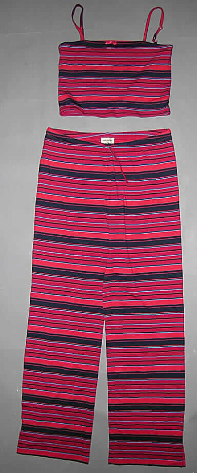 Kombination (Oberteil und lange Hose), Größe 38, siehe Foto,
- gemeinsam für den Einzelverkauf aufgemacht,
- vollständig aus ein und demselben Flächenerzeugnis hergestellt und gleich in Struktur, Stil,
  Farbe und Größe,
- beide Teile ohne Öffnung und ohne Verschluss; ohne Merkmale, die auf einen bestimmten
  Trägerkreis hinweisen (unisex),
- aus 0,6 mm dicken, buntgewirkten Gewirken aus lt. Antrag 100% Baumwolle,
- Oberteil:
-- oberhalb der Taille endend (Rückenlänge: 39 cm), somit keine Ware der Position 6109,
-- ärmellos; mit schmalen, verstellbaren Schulterträgern,
-- am oberen Rand mit einer kleinen Schleife aus Geweben geringfügig verziert,
-- am unteren Rand durch Umschlagen und Festnähen gesäumt; 
- lange Hose: 
-- in der Taille abschließend, mit einem angesetzten, elastischen Bund, mit einem eingezogenen, 
   flachen Band,
-- mit knöchellangen Hosenbeinen,
-- an den Abschlüssen durch Umschlagen und Festnähen gesäumt und mit 8 cm hoch
   reichenden Schlitzen an den Beinaußenseiten ausgestattet.