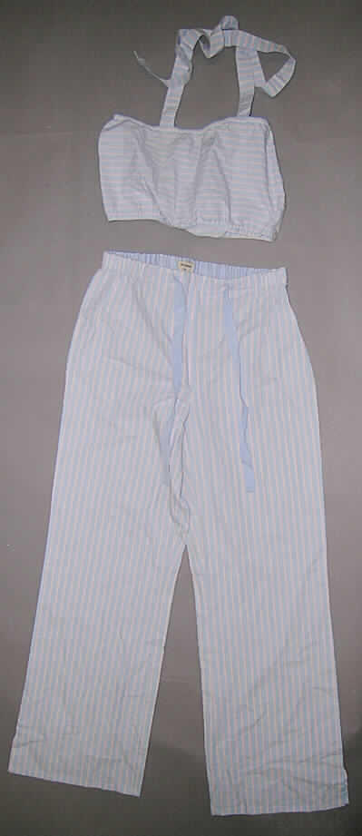 Kombination (Oberteil und lange Hose), Größe 38, siehe Foto,
- gemeinsam für den Einzelverkauf aufgemacht,
- vollständig aus ein und demselben Flächenerzeugnis hergestellt und gleich in Struktur, Stil,
  Farbe und Größe,
- ohne Merkmale, die auf einen bestimmten Trägerkreis hinweisen (unisex),
- aus 0,3 mm dicken, buntgewebten Geweben aus lt. Antrag 100% Baumwolle,
- Oberteil:
-- knapp über die Taille reichend (Rückenlänge: 43 cm in getragenem Zustand), 
-- ärmellos; mit zwei Bändern, die im Nacken zu einem Träger gebunden werden können,
-- in der linken Seitennaht mit einer durchgehenden Öffnung mit Knopfverschluss,
-- am oberen und unteren Rand durch ein elastisches Band verengt;
- lange Hose: 
-- in der Taille abschließend, mit einem angesetzten, elastischen Bund, mit einem eingezogenen, 
   flachen Band,
-- mit knöchellangen Hosenbeinen,
-- an den Abschlüssen durch Umschlagen und Festnähen gesäumt und mit 8 cm hoch
   reichenden Schlitzen an den Beinaußenseiten ausgestattet.