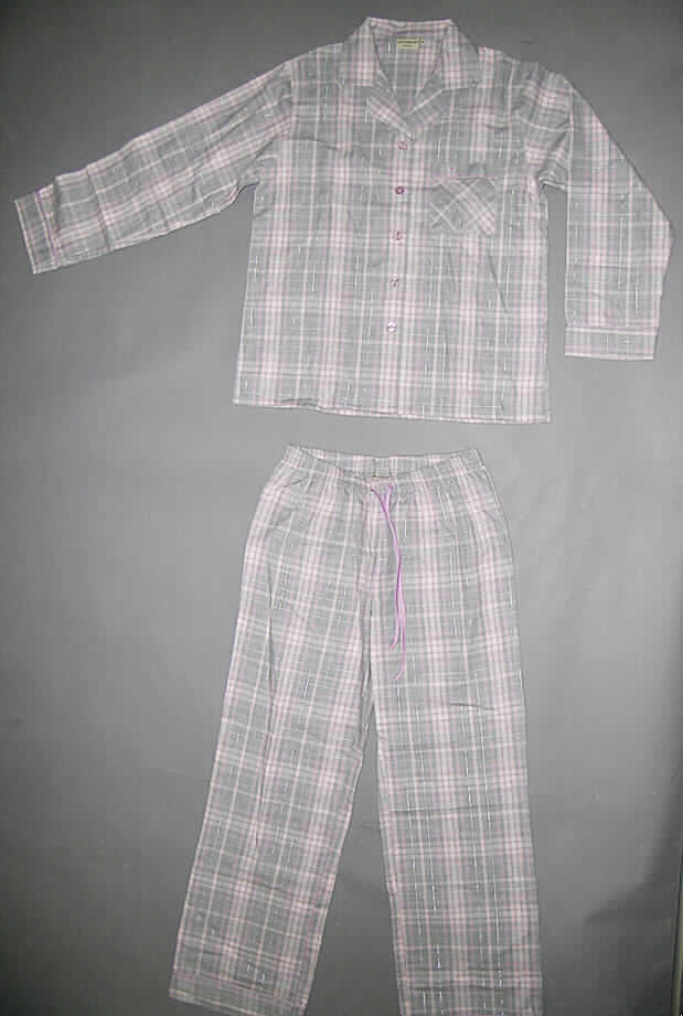 Schlafanzug für Frauen, sog. Damen-Pyjama, Größe 36, siehe Foto,
- aus 0,4 mm dicken, pastellfarbenen, buntgewebten Geweben (hellgrau-flieder-rosa-kariert) aus 
  lt. Antrag 100% Baumwolle,
- nach Schnitt (weit geschnitten), Ausstattung (angesetzte, gerade Blenden mit Paspeln an den 
  Abschlüssen und Taschen) und Material erkennbar dazu bestimmt, ausschließlich 
  oder im Wesentlichen als Nachtkleidung im Bett getragen zu werden,
- Oberteil: 
-- über die Taille reichend (Rückenlänge: 66 cm),
-- mit halsnahem Reverskragen,
-- mit langen Ärmeln, an den Ärmelenden mit einer doppelt gearbeiteten Blende,
-- vorn mit durchgehender Öffnung mit Knopfverschluss von rechts über links (Frauenkleidung),
-- mit einer aufgesetzten Brusttasche,
-- am unteren Rand durch Umschlagen und Festnähen gesäumt und mit 10 cm hoch reichenden 
   Seitenschlitzen ausgestattet,
- lange Hose: 
-- in der Taille abschließend, mit einem schmalen, elastischen Taillenbund, mit einem
   eingezogenen, flachen Band,
-- ohne Öffnung und ohne Verschluss,
-- mit einer aufgesetzten Gesäßtasche,
-- mit knöchellangen, weiten Hosenbeinen, an den Beinabschlüssen mit einer doppelt 
   gearbeiteten Blende.