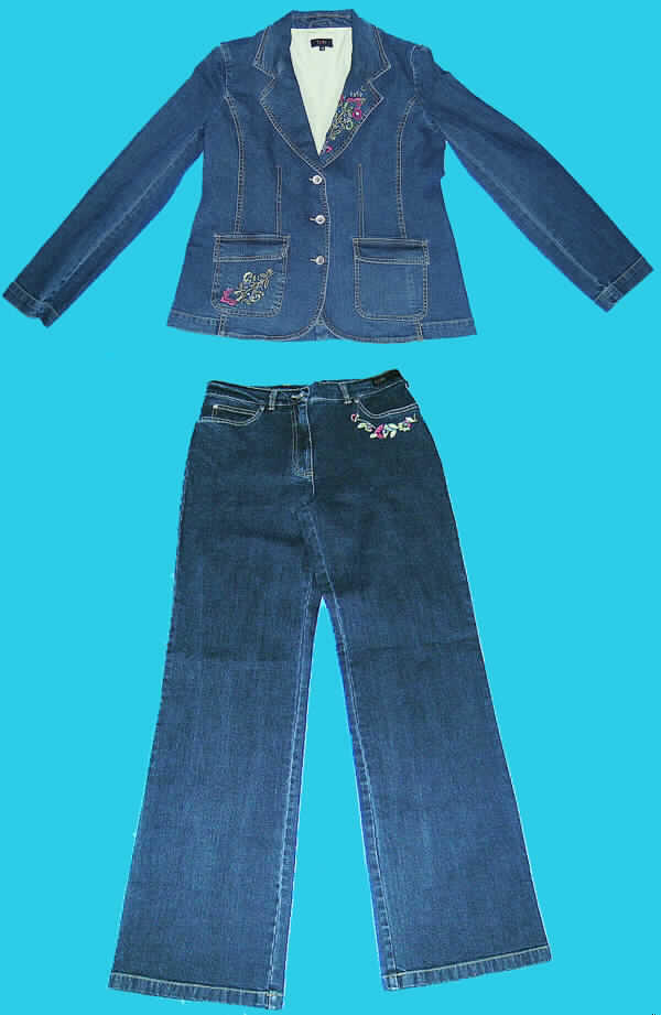 Zweiteilige Zusammenstellung, bestehend aus einer Jacke und einer langen Hose, sog. Anzug (Damenblazer Modell 755-1-1201, Damenhose Modell 134-1-1201), Größe 38, siehe beigefügte Fotos,
- aus 0,8 mm dicken, buntgewebten Geweben (Denim) aus lt. Antrag 97% Baumwolle und
  3% Elasthan (synthetische Chemiefasern),
- kein Kostüm (Hosenanzug) und auch keine Kombination, da die Jacke an zwei Stellen
  aufgebrachte Verzierungen aufweist, die sich auf der Hose nicht wiederholen (Stickerei am
  Reverskragen und auf der rechten Tasche) und die Hose eine aufgebrachte Verzierung
  aufweist (Stickerei vorn auf der linken Tasche), die sich auf der Jacke nicht wiederholt,
- lange Hose: in der Taille abschließend mit einem angesetzten Bund mit Gürtelschlaufen; 
  vorn mit einer Öffnung mit Reißverschluss und Patte von rechts über links (Frauenkleidung)
  mit Knopfverschluss im Taillenbund, in der Art einer Five-Pocket-Jeans; vorn mit zwei
  eingesetzten Taschen, zusätzlich mit einem kleinen Täschchen sowie mit zwei
  aufgesetzten Gesäßtaschen; mit knöchellangen Hosenbeinen; an den Beinabschlüssen
  durch Umschlagen und Festnähen gesäumt.