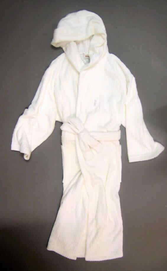 Bademantel, Artikel TKI 0805021633, Größe M, siehe Foto,
- aus einfarbigen Plüschgewirken aus lt. Antrag 100% Polyester (synthetische Chemiefasern), 
- über die Knie reichend (Rückenlänge: 107 cm),
- mit einer angesetzten Kapuze,
- mit langen Ärmeln,
- vorn mit einer durchgehenden Öffnung; mit einem durch Schlaufen gezogenen Bindegürtel
  aus Plüschgewirken,
- ohne Merkmale, die auf einen bestimmten Trägerkreis hinweisen (unisex),
- mit zwei aufgesetzten Taschen,
- am unteren Rand gesäumt.