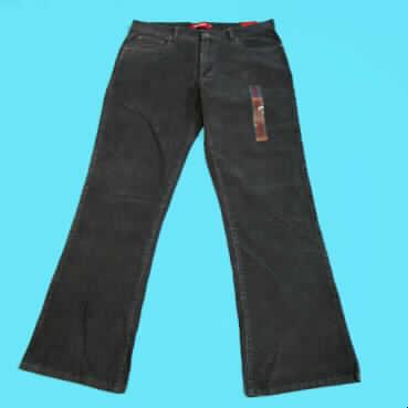 Lange Hose für Männer, sog. Cordhose, Gr. 34/34, siehe Abbildung
- aus 1,4 mm dicken, einfarbigen Geweben aus Rippenschusssamt, aufgeschnitten, aus lt.
  Antrag 100 % Baumwolle, 
- in der Taille abschließend, mit einem angesetzten Taillenbund mit Gürtelschlaufen,
- vorn mit einer Öffnung mit Reißverschluss und einer von links über rechts mit einem Knopf 
  zu  schließenden Patte (Männerkleidung),
- im Stil einer Five-Pocket-Jeans gearbeitet,
- auf der Vorderseite mit zwei offenen Taschen und einer zusätzlichen kleinen Tasche,
  im Gesäßbereich mit zwei aufgesetzten Taschen,
- mit knöchellangen Hosenbeinen, an den Beinabschlüssen gesäumt,
- keine Arbeits- und Berufskleidung.
