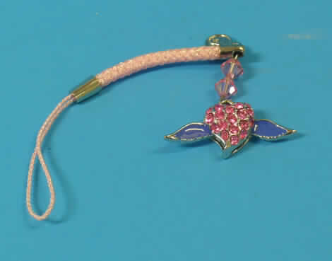Erzeugnis aus Glaskurzwaren, sog. Handyanhänger "Flying heart", siehe Foto,
zusammengesetzte Ware, bestehend aus
- 21 Nachahmungen von Edel- oder Schmucksteinen aus gefärbtem Glas (Glaskurzwaren),
-- geschliffen in Art eines Diamantenschliffs und poliert,
-- mit einem Durchmesser von ca. 2 mm,
-- auf der Vorderseite des stilisierten Herzens in entsprechende Vertiefungen eingesetzt,
- einem Anhänger in Form eines stilisierten Herzens mit zwei seitlich angearbeiteten Flügeln,
-- aus unedlem Metall (lt. Antragsangaben Kupfer),
-- Flügel auf der Vorderseite blau bemalt,
-- am oberen Ende mit einer angearbeiteten Öse,
-- mit einer Länge von ca. 3 cm und einer Höhe von ca. 1 cm,
- zwei Glasperlen aus gefärbtem Glas (Glaskurzwaren),
-- in Form von mit Facettenschliff versehenen Kugeln,
-- vollständig durchbohrt,
-- auf einen Draht aufgereiht,
-- mit einem Durchmesser von ca. 5 mm,
-- mittels Ösen zwischen dem Anhänger und der Aufhängevorrichtung befestigt,
- einem kreisrunden Anhänger aus unedlem Metall (lt. Antragsangaben Zink),
-- mit dem Buchstaben "J" auf beiden Seiten versehen,
-- mit einem Durchmesser von ca. 6 mm,
-- mittels einer Öse an dem Draht der Glasperlen befestigt,
- einer Aufhängevorrichtung aus Spinnstoffen,
-- mit einem Geflecht aus Spinnstoffen mit Einfassungen aus unedlem Metall an den Enden,
-- mit einer Schlaufe aus Spinnstoffen am oberen Ende des Geflechts,
-- mit einer Gesamtlänge von ca. 7,5 cm,
- soll als Dekoration an Mobiltelefonen, Taschen o.ä. Waren befestigt werden,
- kein Fantasieschmuck der Position 7117,
- die Glaskurzwaren (Nachahmungen der Edel- und Schmucksteine sowie die Glasperlen)
  bestimmen nach dem Wert und dem äußeren Erscheinungsbild den Charakter der Ware.