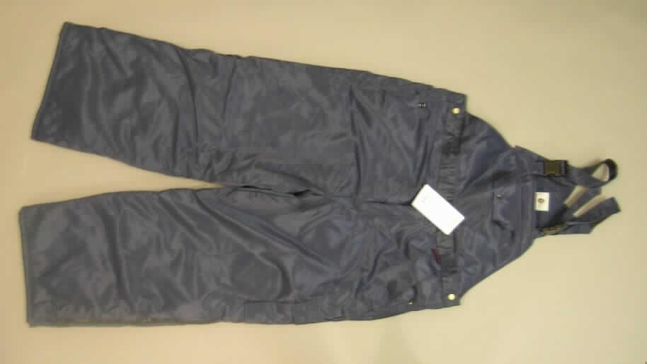 Latzhose (Arbeitslatzhose) für Männer, Größe XXL, siehe Foto,
- aus 0,5 mm dicken, einfarbigen Geweben aus laut Antrag 60% Baumwolle und
  40% Polyester (synthetische Chemiefasern), 
- vollständig wattiert und abgesteppt gefüttert,
- mit einem Vorder- und Rückenlatz, mit längenverstellbaren Hosenträgern und
  Verschlussschnallen aus Kunststoff, 
- auf beiden Seiten in Taillenhöhe mit Öffnungen mit Knöpfen zum besseren Einstieg,
- vorn im Bereich des Schritts mit einer etwa 20 cm langen Öffnung mit Reißverschluss 
  und einer von links auf rechts überlappenden Patte (Männerkleidung),
- mit einer aufgesetzten Brusttasche, aufgesetzten Gesäßtaschen, seitlich eingesetzten
  Eingriffstaschen und aufgesetzten Beintaschen,
- mit langen, bis zu den Knöcheln reichenden Hosenbeinen, an den Beinabschlüssen
  gesäumt und mit ein Klettverschlüssen; mit ca. 53 cm hoch reichenden Reißverschlüssen,
- aufgrund des zweckbestimmten Zuschnitts, der Ausstattung und des Materials erkennbar
  dazu bestimmt, ausschließlich oder hauptsächlich zum Schutz der Person und/ oder der
  Kleidung bei Ausübung einer Gewerbe-, Berufs- oder Haushaltstätigkeit getragen zu
  werden.
