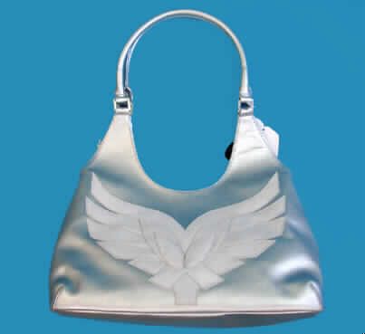 Handtasche, sog. Damenhandtasche aus Leder, siehe Foto, 
- mit einer Außenseite aus Leder, silbern gefärbt, 
- mit den Abmessungen von ca. 35 (L) x 30 (H) x 13 (T) cm, 
- mit zwei Handtragegriffen, auch als Schultertrageriemen zu nutzen, 
- mit einer Verzierung auf der Vorderseite der Handtasche, 
- mit drei Hauptfächern, 
- - die zwei äußeren Hauptfächer jeweils mit Magnetknopfverschluß, ein Hauptfach mit 
    zwei zusätzlichen Einsteckfächern, ein Hauptfach mit zusätzlichem Reißverschlußfach, 
- - das mittlere Hauptfach ist mit Reißverschluß zu schließen, ansonsten ohne weitere 
    Unterteilung, 
- innen gefüttert, 
- Handtasche, da in erster Linie dazu bestimmt, kleinere persönliche Gegenstände aufzu- 
  nehmen,
- augenscheinlich nicht handgearbeitet.