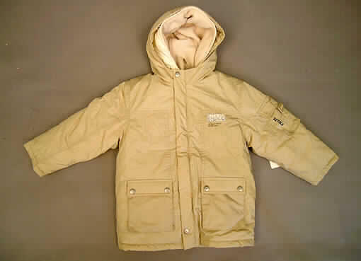 Zwei miteinander verbundene Kleidungsstücke, bestehend aus einem Mantel aus Geweben, für Knaben
und einem Kurzmantel aus Gewirken, sog. Two in one Jacke für Jungen, Style, II-KB/06-J206, Order
3018541-43, Größe 116/122, siehe beigefügte Fotos,
- für den Einzelverkauf aufgemacht; die beiden Kleidungsstücke sind durch einen Reißverschluss
  und Druckknöpfen miteinander verbunden, sie können jedoch auch separat getragen werden,
- Kurzmantel:
-- aus 2,3 mm dicken, nicht leichten, einfarbigen, auf der Außenseite gerauten Gewirken aus
   lt. Antrag 100 % Baumwolle,
-- wattiert und abgesteppt gefüttert,
-- über den Schritt, aber nicht über die Mitte der Oberschenkel reichend (Rückenlänge: 56 cm),
   somit kein Mantel,
-- mit Kapuze,
-- vorn mit einer durchgehenden Öffnung ohne Überlappung; ohne Merkmale, die auf einen bestimmten
   Trägerkreis (Knaben oder Mädchen) hinweisen (unisex),
-- mit langen Ärmeln  mit verengenden Bündchen an Ärmelenden, 
-- mit zwei seitlich eingesetzten Taschen unterhalb der Taille,
-- mit einem geraden Abschluss am unteren Rand,
-- wird als äußerstes Kleidungsstück über jeder anderen Kleidung zum Schutz gegen das Wetter
   getragen,
-- erfüllt aufgrund der Länge in Verbindung mit dem Material die Voraussetzungen zur
   Einreihung als Kurzmantel (somit liegt weder ein windjackenähnliches Kleidungsstück der
   Unterposition 6102 2090, noch eine Jacke der Position 6104 und auch kein strickjackenähnliches
   Kleidungsstück der Position 6110 vor).