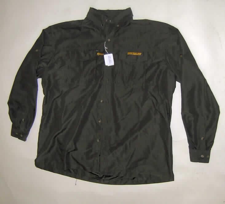 Hemd für Männer, sog. Hemd, oliv, Art. 116843, Größe XL, siehe Foto,
- aus 0,3 mm dicken, einfarbigen Geweben aus laut Antrag 100 % Polyester (Chemiefasern),
- über den Schritt reichend (Rückenlänge: 81 cm),
- mit einem Umlegekragen (sog. Button-Down-Kragen),
- mit zwei aufgesetzten Brusttaschen mit Patte und Klettverschluss,
- vorn durchgehend von links über rechts geknöpft (Männerkleidung),
- im oberen Bereich mit netzartigen durchbrochenen Gewirken unterlegt; mit einem losen 
  Rückenkoller, der der Belüftung dient,
- mit langen Ärmeln, mit manschettenartigen Abschlüssen,
- am unteren Rand durch Umschlagen und Festnähen gesäumt, mit 5 cm hoch reichenden Seitenschlitzen,
- nicht in Bahnen gearbeitet, keine Formfestigkeit aufweisend, das Kleidungsstück
  weist somit nicht den Charakter einer Jacke auf.