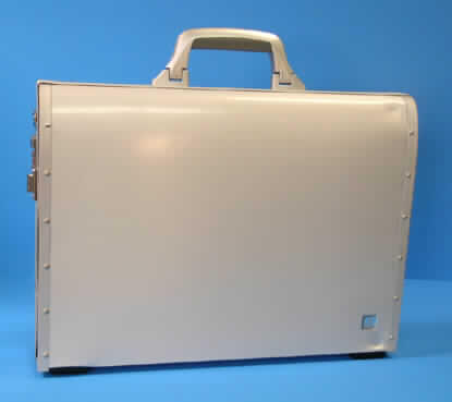 Aktenkoffer, sog. Laptopkoffer, siehe Fotos, 
- mit einer Außenseite aus Aluminium und einer Unterkonstruktion aus Pappe, 
- mit einem Rahmen aus Aluminium, 
- mit den Abmessungen von ca. 45 x 32,5 x 9,5 cm, 
- mit einem Handtragegriff und einerm abnehmbaren Schultertragegurt, 
- mit zwei Zahlenschlössern, 
- innen mit Schaumkunststoff gefüttert, 
- auf der Innenseite des Deckels mit diversen Einsteckfächern in verschiedenen Formaten
  ausgestattet, 
- mit verstellbaren Stegen.