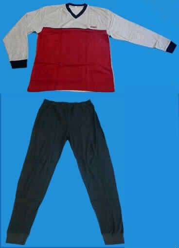 Schlafanzug, sog. Herren-Schlafanzug, Größe 52, siehe beigefügtes Foto,
- aus 1,0 dicken, einfarbigen (Oberteil: hellgrau meliert und rot; Hose: schwarz)
  Schlingengewirken aus lt. Antrag mit einem Grund aus 100% Polyester (synthetische
  Chemiefasern) und einer Schlingenoberfläche aus 100% Baumwolle,
- nach Schnitt (weit geschnitten), Ausstattung (Farbgestaltung des Oberteils mit Paspeln im
  Brustbereich, kontrastfarbene Bündchen und kontrastfarbene Halseinfassung) und Material
  (lappig) erkennbar dazu bestimmt, ausschließlich oder im wesentlichen als Nachtkleidung
  im Bett getragen zu werden,
- Oberteil: mit einem runden, halsnahen V-förmigen Halssauschnitt mit kontrastfarbener 
  (schwarz) Randeinfassung; ohne Öffnung und ohne Verschluss, somit ohne Merkmale, die
  auf einen bestimmten Trägerkreis (Männer oder Frauen) hinweisen (unisex); mit langen
  Ärmeln mit verengenden, kontrastfarbenen (schwarz) Bündchen; im Brustbereich mit einer 
  kontrastfarbenen (schwarz) Paspel; über die Taille reichend (Rückenlänge: 76 cm); am
  unteren Rand durch Umschlagen und Festnähen gesäumt,
- lange Hose: in der Taille abschließend; mit einem elastischen Taillenbund ohne Öffnung;
  mit knöchellangen Hosenbeinen; an den Beinabschlüssen mit verengenden Bündchen.