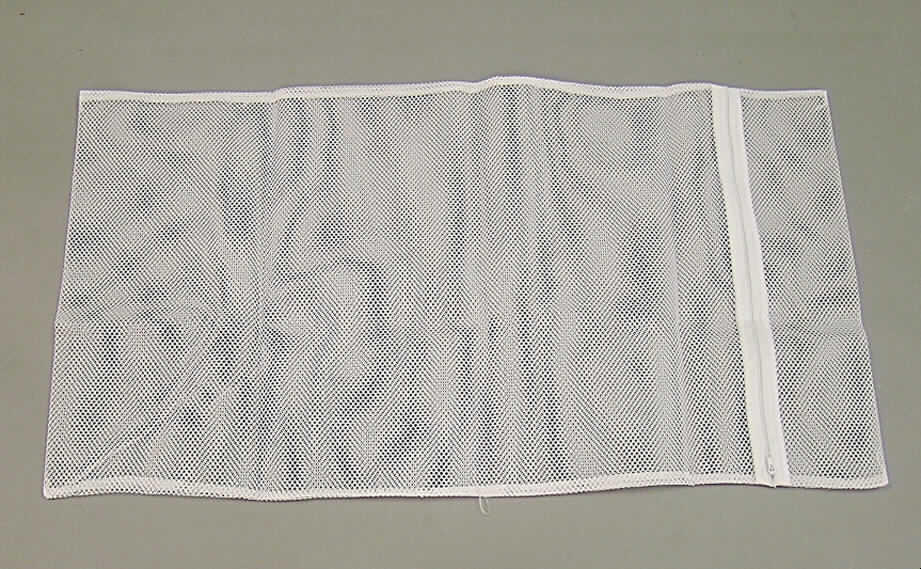 Konfektioniertes Netz (lt. Antrag: "Nylon-Wäschenetz, 40/70 cm, Kat.-Nr.: 4528", siehe Foto)
- aus undichten Gewirken aus synthetischen Spinnstoffen (lt. Antrag: Polyamid; nicht aus    
  Bindfäden, Seilen oder Tauen),
- mit offenen, nicht verschiebbaren Zellen (Durchmesser: ca. 3,5 mm),
- rechteckiges Behältnis mit den Abmessungen 70 x 40 cm (flachliegend),
- an den Längsseiten gesäumt (konfektioniert),
- mit Reißverschluss,
- zum Separieren von Wäsche während des Waschvorgangs,
- in einer klarsichtigen Kunststoffverpackung für den Einzelverkauf aufgemacht