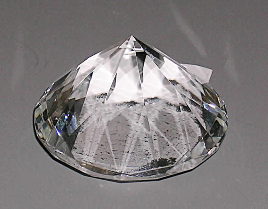 Nachahmung von Edelsteinen, sog. Kristall, siehe Photo, 
- Brillant aus Glas,
- mit einem Durchmesser von ca. 6 cm und einer Höhe von ca. 4 cm, 
- mit Brillant-Vollschliff, 
- augenscheinlich geschliffen und mechanisch poliert.