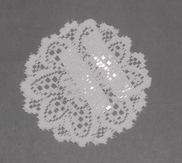 Tischwäsche (Deckchen), sog. Ziertischdecke  Art. WX-001, siehe Foto,
- aus 2,2 mm dicken, einfarbigen, sog. Jacquard-Gewirken (Wirkspitze) aus lt. Antrag
  100 % Polyester (synthetische Chemiefasern),
- rund (Durchmesser: 15 cm), an den Rändern bogig zugeschnitten, somit konfektioniert,
- wird als Unterlegdeckchen für Schüsseln oder Gläser benutzt und nach der Material-
  beschaffenheit üblicherweise regelmäßig gewaschen, somit keine Zierdecke (Ware zur
  Innenausstattung) der Pos. 6304.