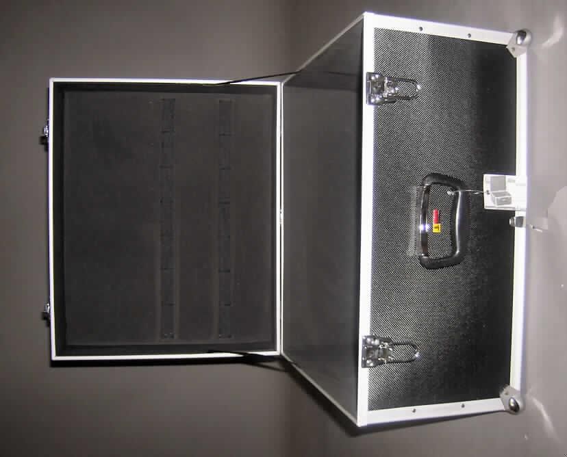 Handkoffer, sog. Werkzeugkoffer, siehe Foto, 
- mit einer Außenseite aus schwarzgefärbtem Aluminium mit Riffelmuster, welches auf 
  einer formstabilen Unterkonstruktion aufgeklebt ist, 
- mit einem Rahmen aus Aluminium und Eckverstärkungen aus unedlem Metall, 
- mit Abmessungen von ca. 55 x 45 x 35 cm,
- mit einem Handtragegriff an der Frontseite (= Oberseite) und zwei seitlichen Tragegriffen,
- mit zwei abschließbaren Bügelschlössern,
- im Deckel mit einer Reihe von elastischen Einsteckschlaufen,
- ohne weitere Inneneinteilung, damit nicht zur Aufnahme von bestimmten Werkzeugen 
  hergerichtet.