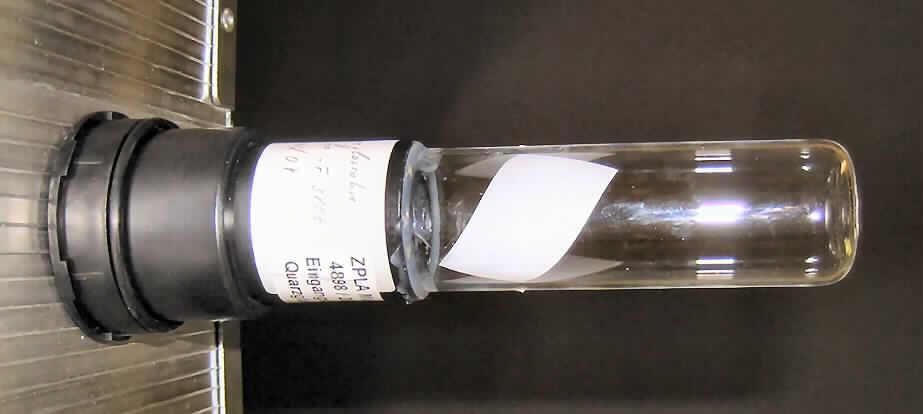 Andere Ware aus Glas, Schutzglas für UV-Lampe, siehe Foto,
- zusammengesetzte Ware aus zwei verschiedenen Stoffen, bestehend aus:
-- Quarzglas (lt. Antragsangaben) in Form einer einseitig geschlossenen Röhre,
-- mit einer Höhe von ca. 11,5 cm und einem Durchmesser von ca. 4 cm,
-- klarsichtig und durchlässig für Ultraviolett-Strahlen,
-- wird als Schutzglas einer UV-Lampe, die sich unter Wasser befindet und zur Abtötung von
   Keimen in Teichreinigungssystemen dient, eingesetzt;
-  Kunststoff in Form eines Sockels, der an das Teichreiningssystem angeschraubt oder
   mit einem Clip-Verschluss befestigt wird,
-- mit einer Höhe von ca. 9 cm, Innendurchmesser der Schraub-(Clip-)öffnung ca. 5,5 cm,
-  die Quarzglasröhre und der Sockel sind durch Kleben miteinander verbunden
   (Gesamthöhe ca. 20,5 cm),
-  das Glas bestimmt aufgrund des Wertes und im Hinblick auf die Funktion gegenüber dem
   Kunststoff den Charakter der Ware,
-  als Glasware zu technischen Zwecken ist sie durch die Anm. 1 c) zu Kapitel 84 von 
   diesem Kapitel ausgenommen,
-  als Schutzglas gegen Nässe handelt es sich auch nicht um ein erkennbares Teil eines 
   Beleuchtungskörpers der Position 9405.