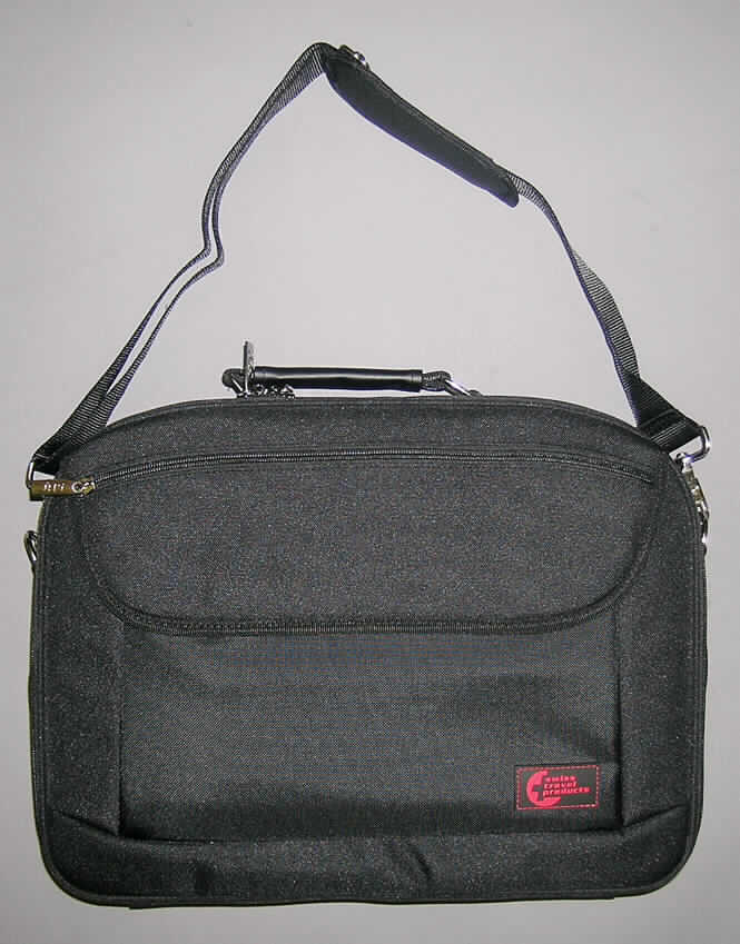 Aktenkofferähnliches Behältnis, sog. Laptoptasche, siehe Foto, 
- mit einer Außenseite aus Spinnstoffen, 
- mit einem verstellbaren, abnehmbaren Schultertragegurt mit Schulterpolster und einem 
  Handtragegriff, 
- mit den Abmessungen von ca. 42 (L) x 33 (H) x 7 (T) cm, 
- auf der Vorderseite mit einem Klettverschlussfach unter einer Überschlagklappe mit 
  diversen Einsteckmöglichkeiten u.a. für Handy, Stifte etc., 
- mit einem auf der Überschlagklappe eingesetzten Reißverschlusseinsteckfach, 
- auf der Rückseite mit einem Einsteck- und einem Reißverschlussfach ausgestattet, 
- gepolstertes Hauptfach mit einem dreiseitig umlaufenden Doppelreißverschluss, 
  aufklappbar, 
- - vorgesehen zur Aufnahme eines Laptops, 
- - mit einem zusätzlichen Einsteckfach und einem Adressfach im Deckel, ansonsten nicht 
    weiter unterteilt, 
- mit zwei Stellfüßchen aus Kunststoff, 
- augenscheinlich nicht handgearbeitet.