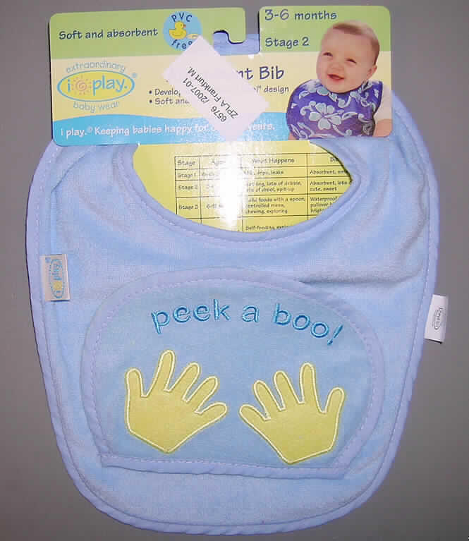 Bekleidungszubehör für Kleinkinder, sog. Lätzchen, Artikel: "Peek-a-Boo Bib # 136,
für Kinder von 3 bis 6 Monaten, siehe Foto,
- auf einer Pappunterlage,
- aus 1,1 mm dicken, einfarbigen Schlingengewirken aus lt. Antrag 65 % Baumwolle und 
  35 % Polyester (synthetische Chemiefasern), mit einer Schlingenoberfläche aus 
  Baumwolle und einem Grund aus Polyester, 
- doppellagig gearbeitet, 
- in den Abmessungen ca. 31 cm x 23 cm,  
- mit einer runden Halsaussparung,
- im Nacken mit Klettverschluss, 
- vorn mit einem halbrunden Zuschnitt (in den Abmessungen ca. 17 cm x 12 cm), der am 
  unteren Ende aufgenäht ist und am oberen Ende mit einem Klettpunkt befestigt wird
  (aufklappbar); innen mit einem aufgestickten "Gesicht", auf der Schauseite mit 
  einer weiteren Applikationsstickerei (Schriftzug und zwei "Hände") verziert, 
- an den Rändern mit schmalen Gewebestreifen eingefasst,
- für Kinder unter 18 Monaten bestimmt, kennzeichnet sich u. a. somit als Bekleidungs-
  zubehör für Kleinkinder.