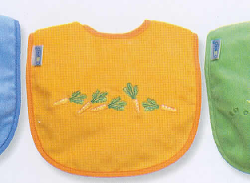 Bekleidungszubehör für Kleinkinder, sog. Lätzchen, Artikel: Fruit & Veggie Bib # 186,
für Kinder von 3 bis 6 Monaten, siehe Foto,
- doppellagig gearbeitet, mit einer oberen Lage aus 1,2 mm dicken, einfarbigen Schlingen-
  gewirken aus lt. Etikett 65 % Baumwolle und 35 % Polyester (synthetische Chemiefasern), 
  mit einer Schlingenoberfläche aus Baumwolle und einem Grund aus Polyester und einer 
  unteren Lage aus einfarbigen Geweben aus lt. Etikett 100 % Polyester (synthetische 
  Chemiefasern),
- in den Abmessungen ca. 30 cm x 22 cm,  
- mit einer fast runden Halsaussparung,
- im Nacken mit Klettverschluss, 
- an den Rändern mit schmalen Gewebestreifen eingefasst,
- auf der Schauseite mit einer Applikationsstickerei verziert,
- die Schlingengewirke bestimmen im Hinblick auf Umfang, Wert und Gesamteindruck den 
  Charakter der Ware,
- für Kinder unter 18 Monaten bestimmt, kennzeichnet sich u. a. somit als Bekleidungs-
  zubehör für Kleinkinder.