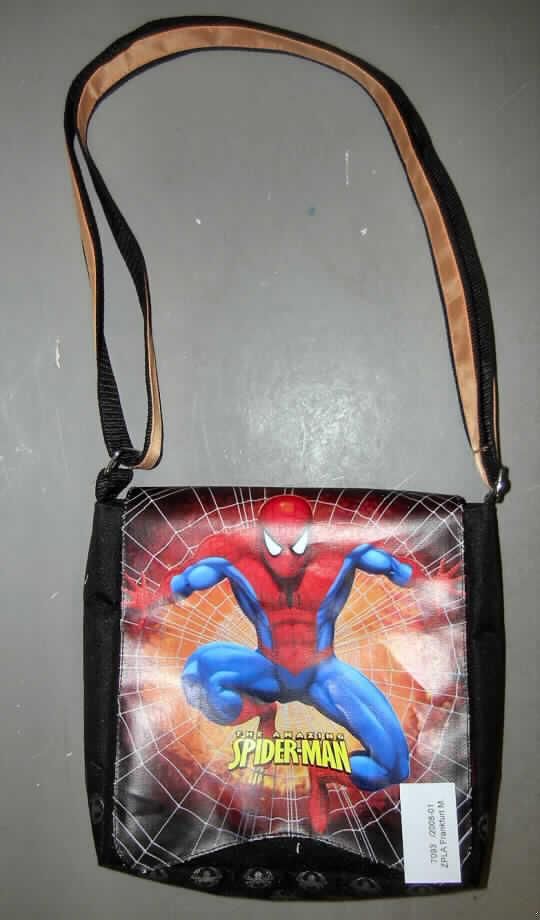 Anderes Behältnis, sog. Schultertasche für Kinder, siehe Foto, 
- aus verschiedenen Stoffen zusammengesetzte Tasche,
- - aus Spinnstoffen an der Außenseite der Rückseite, den Schmalseiten und am Bodenteil,
- - aus Kunststofffolie (bedruckt mit "Spiderman"-Motiv) an der Außenseite der Überschlagklappe,
- nach dem Umfang sind die Spinnstoffe charakterbestimmend für die Außenseite der Tasche,
- mit einem verstellbaren Schultertragegurt, 
- mit einer Überschlagklappe mit Klettverschluss, 
- unter der Überschlagklappe mit einem Einsteckfach mit Reißverschluss,
- an der Rückseite mit einem Einsteckfach mit Reißverschluss,
- mit einem Hauptfach ohne weitere Einteilung und ohne weitere Einsteckfächer, 
- mit Bodenverstärkung,
- gefüttert,
- mit den Abmessungen von ca. 21 (H) x 21 (B) x 8 (T) cm,
- augenscheinlich nicht handgearbeitet.