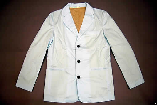 Jacke für Männer, sog. Sakko, Art. 23213/2, Order Nr. 03052125,  in Erwachsenengröße, Abb.;
- aus 0,3 m dicken, einfarbigen Geweben aus lt. Antrag 100 % Baumwolle,
- durchgehend gefüttert,
- bis über den Schritt reichend (Rückenlänge: 80 cm),
- mit Reverskragen,
- vorn mit einer durchgehenden Öffnung, die mit drei Knöpfen von links auf rechts 
  geschlossen wird (Männerkleidung),  
- mit langen Ärmeln,  
- mit einer eingesetzten Brusttasche und zwei eingesetzten Taschen unterhalb der Taille,
- wird üblicherweise nicht als äußerstes Kleidungsstück über jeder anderen Kleidung zum
  Schutz gegen das Wetter getragen, somit kein Kleidungsstück der Pos. 6201.