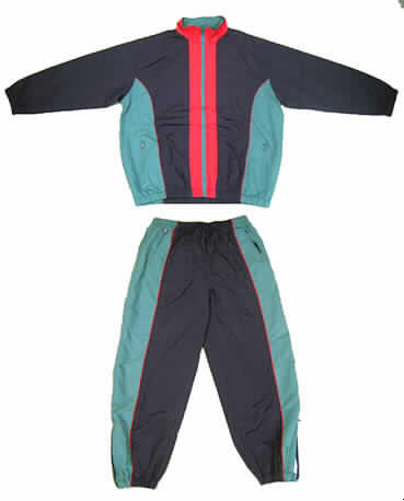 Trainingsanzug, Art. 118010, Order Nr. 03052280, 1+2, Gr. XL, siehe Abb.;
- zweiteilig, bestehend aus Ober- und Unterteil (Blouson und lange Hose),
- in einem gemeinsamen Polybeutel für den Einzelverkauf aufgemacht,
- erkennbar dazu bestimmt, ausschließlich oder im wesentlichen bei der Ausübung eines 
  Sports getragen zu werden (u. a. deshalb keine Kombination),
- aus verschiedenen einfarbigen (dunkelblau, grün, rot),  0,3 mm dicken Geweben 
  aus lt. Antrag 100% Nylon Taslan (synth. Chemiefasern), somit nicht mit Außenseite aus 
  ein und demselben Flächenerzeugnis hergestellt, daher getrennte Einreihung innerhalb der 
  Position 6211,
- vollständig gefüttert,
- ohne Merkmale, die auf den Trägerkreis (Männer oder Frauen) schließen lassen (unisex),
- Unterteil (lange Hose): 
-- in der Taille abschließend; mit einem elastischen Taillenbund mit Kordelzug,
-- ohne Öffnung und ohne Verschluss,
-- mit eingesetzten Taschen, mit Reißverschluss,
-- mit knöchellangen Hosenbeinen,
-- an den Beinabschlüssen mit elastischen Bändern verengt und mit 23 cm hoch reichenden
   Öffnungen mit Reißverschluss ausgestattet.