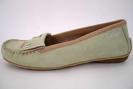 Freizeitschuhe (siehe Foto)
- mit Laufsohlen aus (lt. Antrag) Kautschuk,
- mit Oberteil (geschlossenes Blatt) aus Leder,
- ohne Metallschutz in der Vorderkappe,
- nicht den Knöchel bedeckend,
- mit einer Länge der Innensohle von mehr als 24 cm,
- für Frauen (insbesondere aufgrund der schmalen, femininen, modischen Absatzform),
- ohne Verschlussvorrichtung,
- aufgrund der Schnittführung und Ausstattung nicht für Sportzwecke geeignet