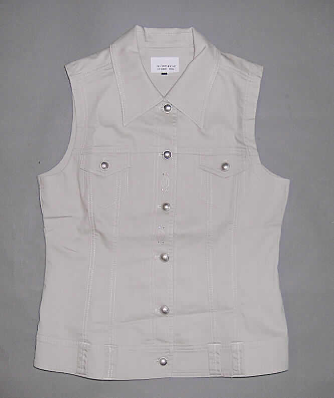 Bluse für Frauen, sog. Damenweste, Art. 709-1-0022008, Größe 38, siehe Foto,
- aus 0,5 mm dicken, einfarbigen, leichten Geweben aus laut Antrag 65% Baumwolle, 32% 
  Polyester und 3% Elastan (Elastomergarn / beides Chemiefasern),
- über die Taille reichend (Rückenlänge: 60 cm),
- mit einem halsnahen Halsausschnitt mit Umlegekragen,
- vorn durchgehend von rechts auf links geknöpft (Frauenkleidung),
- ärmellos, mit nicht sehr weiten Armausschnitten,
- körpernah gearbeitet; modisch gestaltet,
- erfüllt die Begriffsbestimmung zur Einreihung als Bluse (somit keine Weste),
- am unteren Rand durch Umschlagen und Festnähen gesäumt.