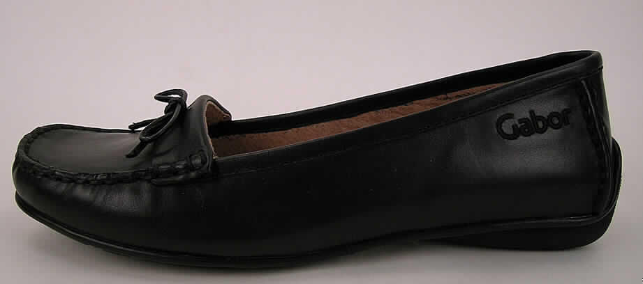 Freizeitschuhe (siehe Foto)
- mit Laufsohlen aus (lt. Antrag) Kautschuk,
- mit Oberteil (geschlossenes Blatt) aus Leder,
- ohne Metallschutz in der Vorderkappe,
- nicht den Knöchel bedeckend,
- mit einer Länge der Innensohle von mehr als 24 cm,
- für Frauen (insbesondere aufgrund der schmalen, femininen, modischen Absatzform),
- ohne Verschlussvorrichtung,
- aufgrund der Schnittführung und Ausstattung nicht für Sportzwecke geeignet