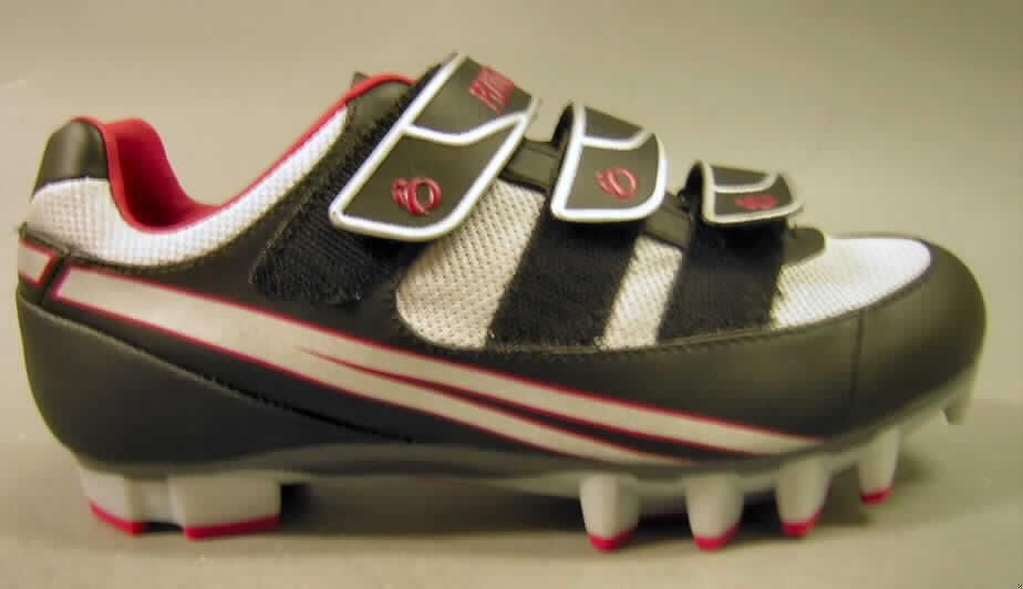 Sportschuhe, sog. Radsportschuhe; lt. Antrag: Radschuh 5728 Quest MTB - siehe Abbildung,
- mit Laufsohlen aus Kunststoff (lt. Antrag),
- mit Oberteil aus Leder (den größten Teil der Außenfläche bildend) und Spinnstoff,
- mit Verstärkungsteilen aus Leder,
- mit drei Klettverschlüssen,
- zur Verwendung als Radsportschuh vorgesehen aufgrund
-- der steifen, nicht biegsamen Laufsohle,
-- der in der Laufsohle eingelassenen Vorrichtung (Metallfassungen mit Gewinde) zum 
   Anschrauben einer Schuhplatte (Pedalhaken) und zum Festklemmen des Schuhs 
   an das Fahrradpedal