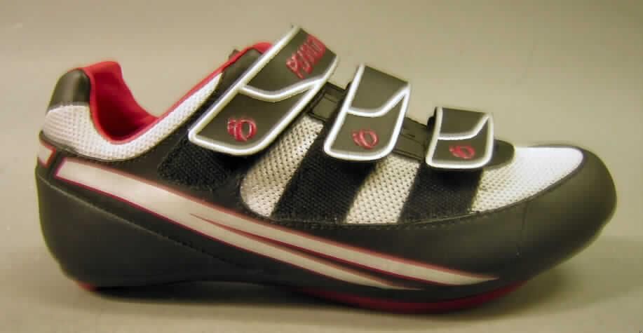 Sportschuhe, sog. Radsportschuhe; lt. Antrag: Radschuh 5720 Quest Road - siehe Abbildung,
- mit Laufsohlen aus Kunststoff (lt. Antrag),
- mit Oberteil aus Leder (den größten Teil der Außenfläche bildend) und Spinnstoff,
- mit Verstärkungsteilen aus Leder,
- mit drei Klettverschlüssen,
- zur Verwendung als Radsportschuh vorgesehen aufgrund
-- der steifen, nicht biegsamen Laufsohle,
-- der in der Laufsohle eingelassenen Vorrichtung (Metallfassungen mit Gewinde) zum 
   Anschrauben einer Schuhplatte (Pedalhaken) und zum Festklemmen des Schuhs 
   an das Fahrradpedal