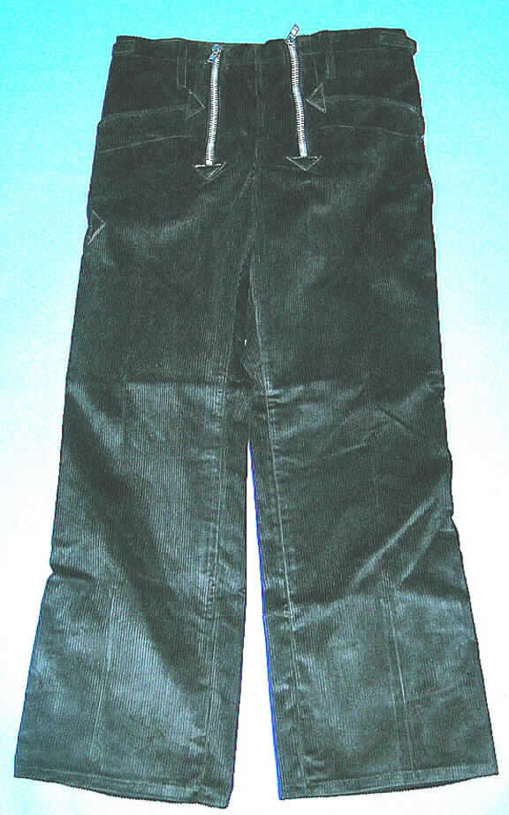 Arbeitshose für Männer, sog. Cordzimmermannshose, Größe 48, siehe Foto,
- aus 1,0 mm dicken, einfarbigen Geweben (Rippensamt) aus lt. Antrag 89% Baumwolle und 
  11% Polyester (synth. Chemiefasern) mit einem Flor aus lt. Antrag 100% Baumwolle,
- in der Taille abschließend, mit einem Taillenbund, der lediglich umgeschlagen ist, 
- mit Gürtelschlaufen und einfachen seitlichen Riegeln zur Verengung, 
- vorn mit zwei teilweisen Öffnungen, im Abstand von 11 cm, die mit 20 cm langen Reißver- 
  schlüssen zu schließen sind; ohne Überlappungen, damit ohne Merkmale, die auf den 
  Trägerkreis (Männer oder Frauen) schließen lassen (unisex); hinter dieser klappenförmigen
  Öffnung befinden sich zwei dreieckige Gewebezuschnitten, die von links auf rechts zu
  knöpfen sind,
- mit zwei eingesetzten Taschen vorn und einer eingesetzten Zollstocktasche, die alle durch 
  aufgesetzte Dreiecke aus Kunststoff gegen Ausreißen gesichert sind,
- mit einer eingesetzten Gesäßtasche mit Knopfverschluss, alle Taschen mit strapazier-
  fähigem Taschenfutter,
- mit langen, bis zu den Knöcheln reichenden Hosenbeinen; an den Beinabschlüssen durch 
  einfaches Umschlagen und Festnähen gesäumt, insbesondere wegen des zweckbestimm- 
  ten Schnitts, der Ausstattung, des strapazierfähigen Materials und der einfachen Innenver- 
  arbeitung erkennbar dazu bestimmt, ausschließlich oder hauptsächlich bei der Ausübung 
  einer beruflichen Tätigkeit getragen zu werden.