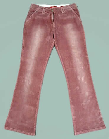 Lange Hose für Frauen, sog. Damen-Cordhose, Gr. 38, siehe Foto,
- aus 1,7 mm dicken, einfarbigen Rippensamtgeweben mit Grund und  Flor aus jeweils lt. 
  Antrag 98% Baumwolle und 2% Elasthan (synthetische Chemiefasern),
- als Hüfthose gearbeitet, ohne Taillenbund, mit Gürtelschlaufen,
- vorn mit einer Öffnung mit Knopfverschluß und einem kurzen Reißverschluß mit 
  Patte von rechts über links (Frauenkleidung),
- mit eingesetzten seitlichen Eingriffstaschen und mit aufgesetzten Gesäßtaschen mit
  geknöpften Patten,
- mit knöchellangen Hosenbeinen, 
- an den Beinabschlüssen durch Umschlagen und Festnähen gesäumt.