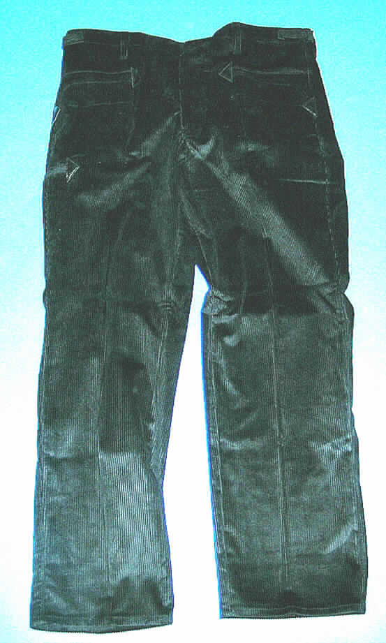 Arbeitshose für Männer, sog. Cordhose mit Zollstocktasche mit Lederecken, Größe 50, siehe Foto,
- aus 1,0 mm dicken,einfarbigen Geweben (Rippensamt) aus lt.Antrag 89% Baumwolle und 
  11% Polyester (synth. Chemiefasern) mit einem Flor aus lt. Antrag 100% Baumwolle,
- in der Taille abschließend, mit einem Taillenbund, der lediglich umgeschlagen ist, mit 
  einem einfachen Hakenverschluss,
- mit Gürtelschlaufen und einfachen seitlichen Riegeln zur Verengung, 
- vorn mit teilweiser Öffnung, mit vier Knöpfen von links auf rechts zu schließen (Männerklei- 
  dung),
- mit zwei eingesetzten Taschen vorn und einer eingesetzten Zollstocktasche, die alle durch 
  aufgesetzte Dreiecke aus Kunststoff gegen Ausreißen gesichert sind,
- mit einer eingesetzten Gesäßtasche mit Knopfverschluss, alle Taschen mit strapazier-
  fähigem, festem Taschenfutter,
- mit langen, bis zu den Knöcheln reichenden Hosenbeinen; an den Beinabschlüssen durch 
  einfaches Umschlagen und Festnähen gesäumt, insbesondere wegen des zweckbestimm- 
  ten Schnitts, der Ausstattung, des strapazierfähigen Materials und der einfachen Innenver- 
  arbeitung erkennbar dazu bestimmt, ausschließlich oder hauptsächlich bei der Ausübung 
  einer beruflichen Tätigkeit getragen zu werden.