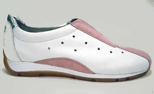 Freizeitschuhe (siehe Foto)
- mit Laufsohlen aus (lt. Antrag) Kautschuk,
- mit Oberteil aus Leder; das den Vorderfuß bedeckende Stück weist größere
  Ausstanzungen auf (nicht geschlossenes Blatt); auf das Oberteil sind an mehreren
  Stellen Stücke aus Leder als Verstärkungsteile aufgesetzt,
- an der Einschlupföffnung ausgestattet mit einem ca. 6 cm langen Einschnitt über dem
  Spann, der mit einem elastischem Band unterlegt ist, so daß die Einschlupföffnung 
  dehnbar wird,
- ohne Metallschutz in der Vorderkappe,
- nicht den Knöchel bedeckend,
- ohne Absatz,
- mit einer Länge der Innensohle von mehr als 24 cm,
- nicht als Männer- oder Frauenschuhe erkennbar
