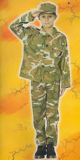 Warenzusammenstellung, bestehend aus einer Kombination für Knaben (Hemd und lange 
Hose) und einer Mütze, sog. "Army", Artikel 88679, in Kindergröße, siehe Foto; 
- in gemeinsamer Aufmachung für den Einzelverkauf,
- aus 0,3 mm dicken, nicht strapazierfähigen, in Tarnfarben bedruckten Geweben aus laut 
  Antrag 100 % synthetischen Chemiefasern, 
- gehört als Maskenkostüm aus Spinnstoffen nicht zum Warenkreis der Karnevalsartikel der 
  Position 9505,
- Kombination (bestehend aus Oberteil und langer Hose):
-- Oberteil (Hemd):
   über die Taille reichend (Rückenlänge: 53 cm); vorn durchgehend von links auf rechts 
   geknöpft (Knabenkleidung); mit  langen Ärmeln; ungefüttert; vorn mit zwei aufgesetzten 
   Brusttaschen; mit zwei Schulterklappen; am unteren Rand gesäumt,
-- lange Hose: 
   in der Taille abschließend mit einem elastischen Zug; ohne Öffnung und ohne Verschluss; 
   ungefüttert; mit knöchellangen Hosenbeinen; an den Abschlüssen gesäumt,
-- vollständig aus ein und demselben Flächenerzeugnis hergestellt und gleich in Struktur, 
   Stil, Farbe, Material und Größe,
-- insbesondere nach Größe, Material (nicht strapazierfähiges Gewebe) und Verwendungs- 
   zweck nicht erkennbar dazu bestimmt, ausschließlich oder hauptsächlich zum Schutz 
   anderer Kleidungsstücke und / oder Personen bei der Ausübung einer Berufstätigkeit 
   getragen zu werden, somit keine Arbeitskleidung,
- Mütze:
  durch Zusammennähen von Stücken aus Spinnstoffgeweben hergestellt; mit Schirm,
- nach Umfang, Wert und Bedeutung in Bezug auf die Verwendung ist die Kombination 
  (Oberteil und lange Hose) als charakterbestimmend anzusehen.