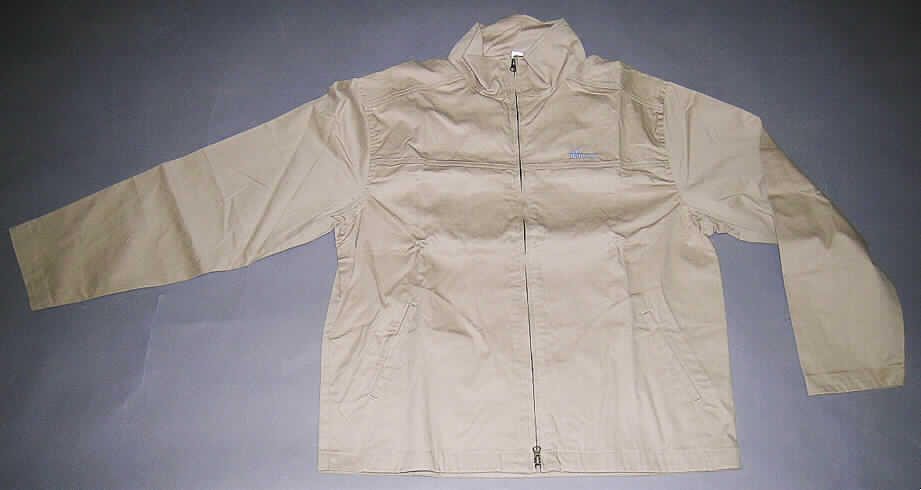 Jacke (Arbeitsjacke) für Frauen, sog. Jacke Art. 9476613 Order. 03052131, Größe 50, 
siehe Foto,
- aus 0,4 mm dicken, einfarbigen, köperbindigen Geweben aus lt. Antrag 100% 
  Baumwolle,
- bis über die Taille reichend (Rückenlänge: 70 cm),
- ungefüttert,
- mit einem doppelt gearbeiteten Stehkragen, 
- vorn mit einer durchgehenden Öffnung, mit einem bis in die Kragenspitzen reichenden
  Reißverschluss, ohne Überlappung, somit ohne Merkmale, die auf einen bestimmten
  Trägerkreis (Männer oder Frauen) hinweisen (unisex),
- mit zwei eingesetzten Taschen unterhalb der Taille (u.a. deshalb keine Hemdbluse) 
  aus dem Material des Oberstoffs, 
- mit langen Ärmeln,
- an den Ärmelenden und am unteren Rand mit Blenden unterlegt und damit doppelt    gearbeitet,
- mit Kappnähten zusammengenäht, 
- insbesondere wegen des strapazierfähigen Materials und des einfachen, zweckbestimmten 
  Schnitts erkennbar dazu bestimmt, ausschließlich oder hauptsächlich zum Schutz der 
  Person und/oder der Kleidung bei der Ausübung einer beruflichen Tätigkeit getragen zu 
  werden.