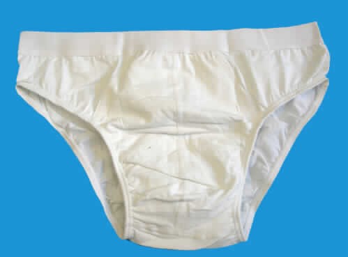 Zusammenstellung bestehend aus einer Umhängetasche, einem T-Shirt, einer Unterhose und
einer Reisezusammenstellung zur Körperpflege, sog. Overnight-Kit für Herren, s. Fotos;
die Waren bilden insgesamt weder eine Reisezusammenstellung zur Körperpflege der 
Pos. 9605 noch eine Warenzusammenstellung i.S. der AV 3 b), da nicht zur Befriedigung
eines speziellen Bedarfs oder zur Ausübung einer bestimmten Tätigkeit zusammengestellt;
somit sind die Waren getrennt einzureihen,
- Slip für Männer (eingesteckt in der Umschließung des Overnight-Kits),
-- aus 0,6 mm dicken, einfarbigen Gewirken aus lt. Etikett 95 % Baumwolle und
   5 % Elasthan (synthetische Chemiefasern),
-- als Slip ohne Eingriff gearbeitet,
-- in der Taille abschließend, mit einem elastischen Taillenbund,
-- im vorderen Bereich teilweise doppelt gearbeitet,
-- ohne Öffnung und ohne Verschluss,
-- aufgrund des anatomischen Schnitts und der Verarbeitung als Männerkleidung erkennbar,
-- an den Beinabschlüssen mit elastischen Bändern gesäumt,
-- der Slip und das T-Shirt bilden keine Kombination im Sinne der Anm. 3 b) zu Kap. 61,
   da die beiden Kleidungsstücke nicht als Bestandteil einer Kombination zugelassen sind.