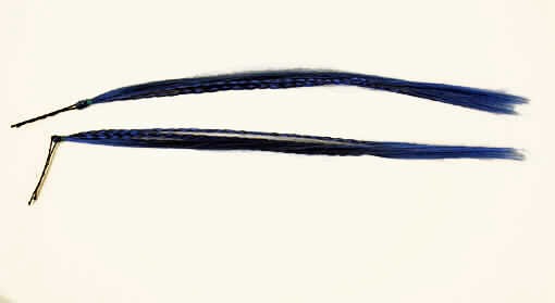 Kunsthaarsträhnchen
- gebrauchsfertig,
- gefärbt,
- geflochten,
- aus synthetischen Spinnstoffen,
- mit einer Länge von ca. 30 cm,
- mit einer Haarklemme zum Befestigen in den Haaren aus unedlem Metall ausgestattet.